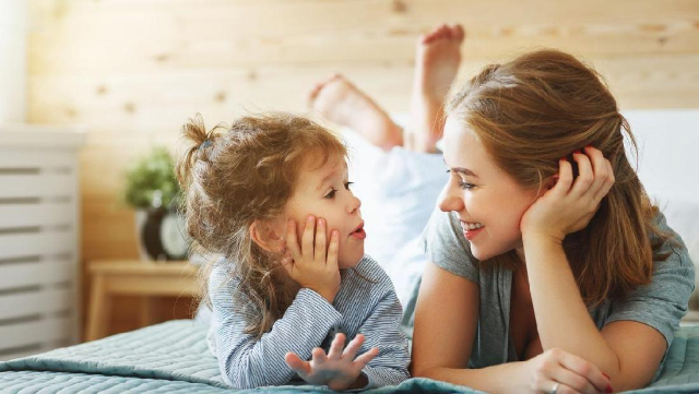 7 Manfaat Anak Membantu Ibu di Rumah, Bisa Latih Kemandirian!