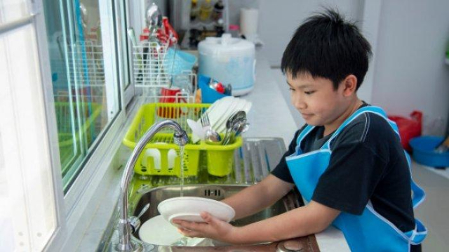 7 Manfaat Anak Membantu Ibu di Rumah, Bisa Latih Kemandirian!
