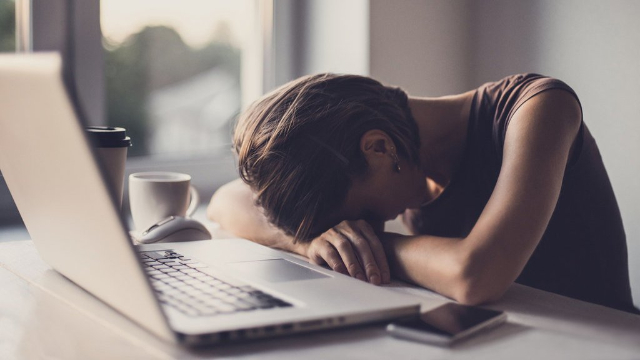 6 Dampak Menjadi Workaholic, Bisa Pengaruhi Kesehatan Tubuh Juga Lho