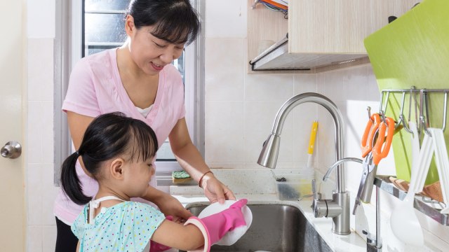 5 Daftar Kewajiban Anak di Rumah, Yuk Kenalkan Sejak Dini, Moms!