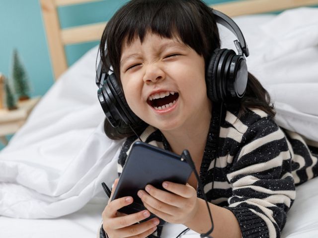 Mendengarkan Lagu Anak-Anak Punya Banyak Manfaat Lho, Apa Saja?