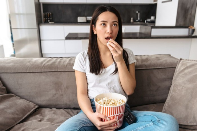 6 Trik Ngemil Sehat Saat Weekend, Tanpa Cemas Berat Badan Naik!