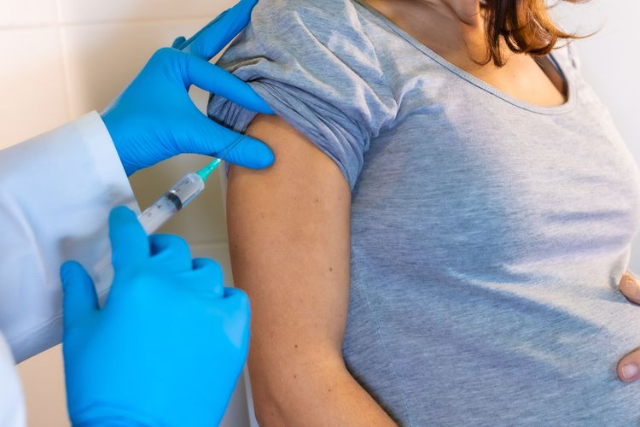 Habis Melahirkan, Bolehkah Segera Mendapatkan Vaksin Covid-19?