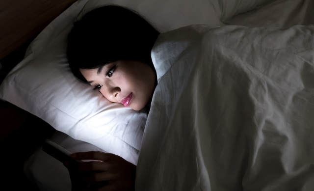 Sering Main Ponsel Sebelum Tidur? Waspadai, Ini Bahaya yang Mengintai!