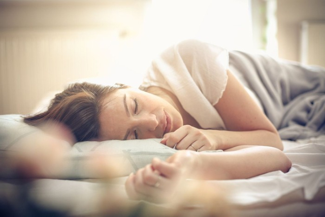 Sering Main Ponsel Sebelum Tidur? Waspadai, Ini Bahaya yang Mengintai!