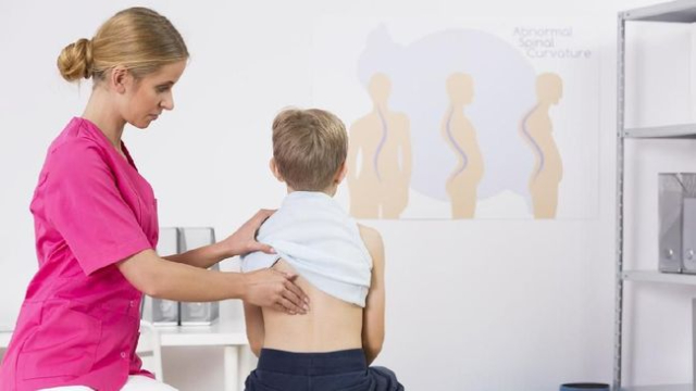 Hindari Postur Tubuh Bungkuk pada Anak, Perhatikan 5 Hal Ini Ya