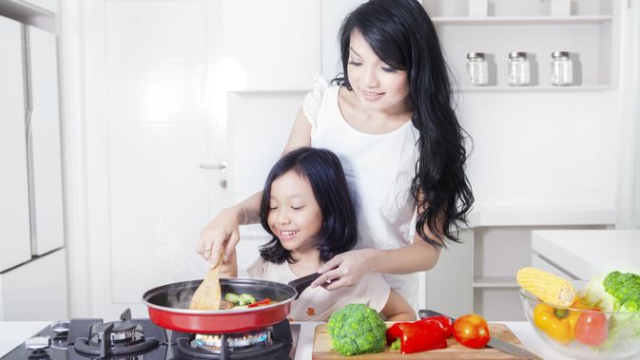 Ingin Mengajak Anak Memasak? Perhatikan Dulu Hal Ini, Moms!