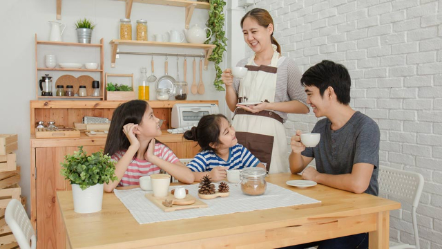 Ajari Anak Soal Table Manner, 5 Tips Ini Dapat Membantumu, Moms!