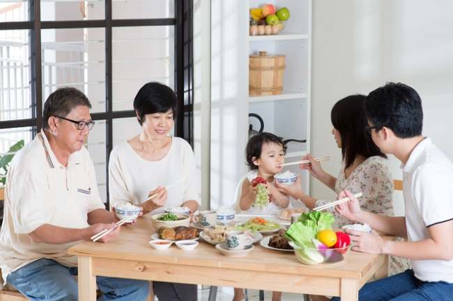 Ajari Anak Soal Table Manner, 5 Tips Ini Dapat Membantumu, Moms!