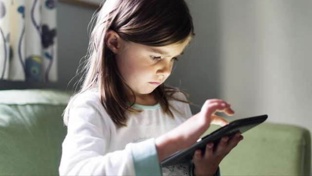 6 Tips Membatasi Screen Time, Biar Anak Tak Kecanduan Gadget