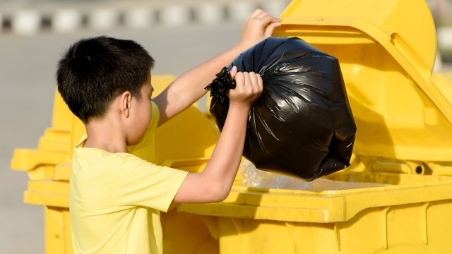 Deretan Manfaat dari Kegiatan Memilah Sampah, Moms Sudah Ajarkan pada Anak?