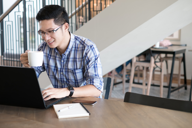 Kerja Kantoran atau Freelance, Mana yang Lebih Untung?