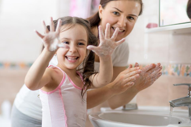 6 Cara Membiasakan Anak Cuci Tangan, Bantu Cegah Hepatitis Akut