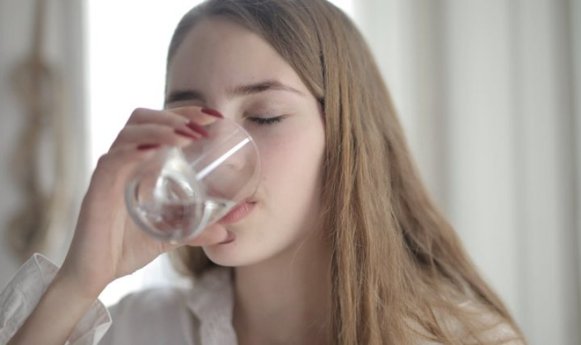 Minum Air Putih di Pagi Hari Bantu Menjaga Kesehatan, Ini 6 Alasannya
