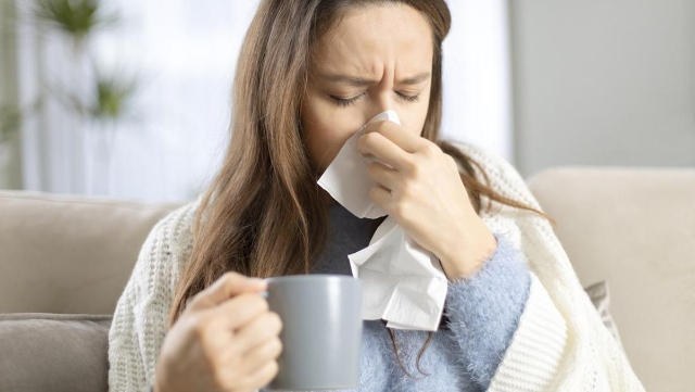Batuk Akibat Flu Biasa vs Omicron, Apa Perbedaannya?