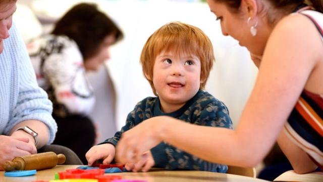 5 Tips Melibatkan Anak Autisme dalam Acara Keluarga