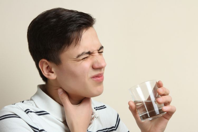 Ini 5 Cara Mengatasi Tenggorokan Sakit Saat Menelan