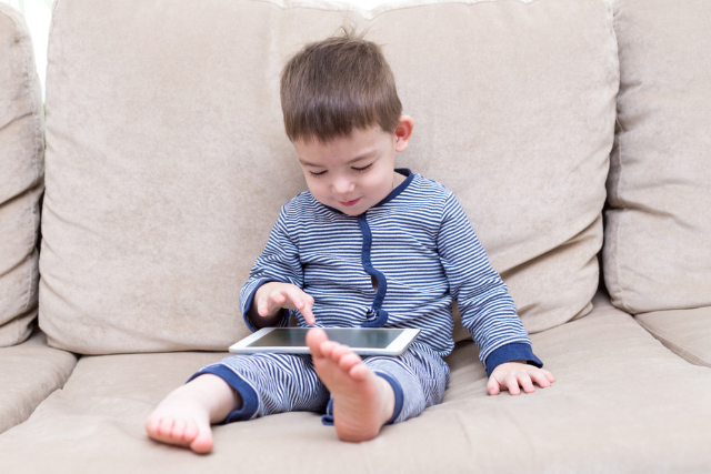 Katanya Screen Time Sebabkan Speech Delay, Mitos vs Fakta?