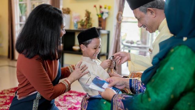 Sebelum Beri Uang Lebaran Anak, Ajarkan 3 Cara Mengelolanya