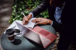 Work From Café: Mengapa Bisa Lebih Produktif? Ini Tipsnya