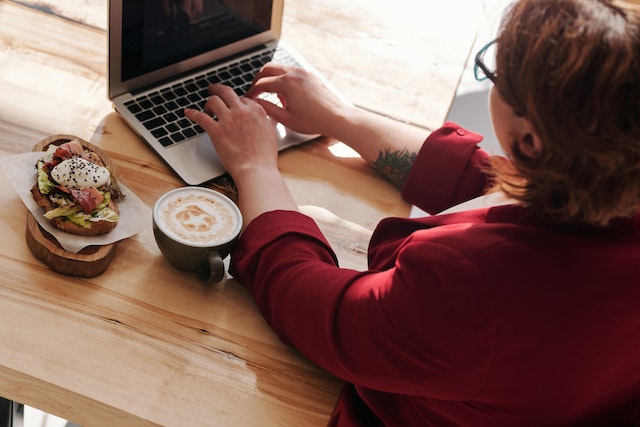 Work From Café: Mengapa Bisa Lebih Produktif? Ini Tipsnya