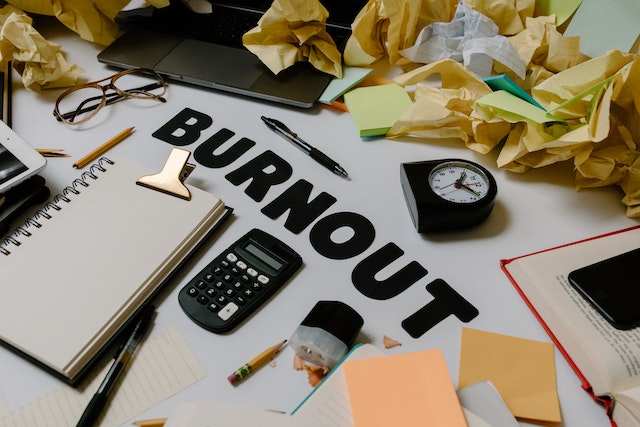 Overworked: Lebih Detail Soal Bahayanya bagi Kesehatan Tubuh