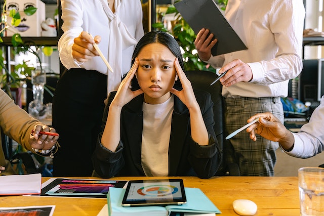 Overworked: Lebih Detail Soal Bahayanya bagi Kesehatan Tubuh