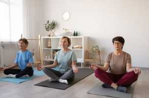 8 Manfaat Yoga untuk Lansia dan 5 Pose yang Aman Dilakukan