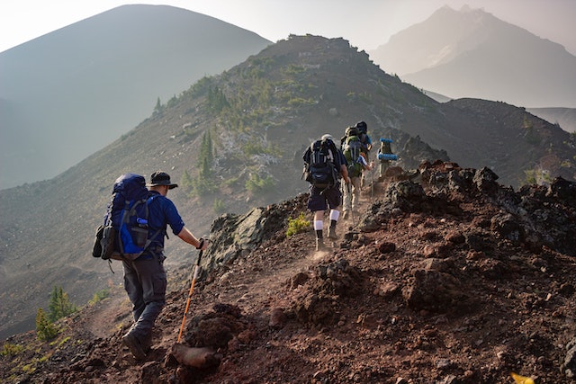 Mendaki Gunung: Manfaat, Persiapan, dan Rekomendasinya