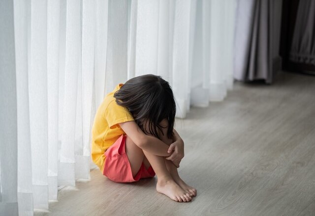 6 Gejala Gangguan Mental pada Anak, Penyebab & Cara Atasinya