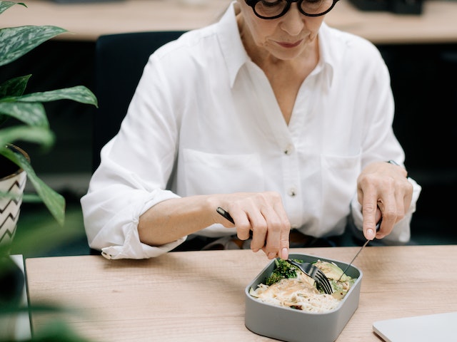 Panduan Menu Makan bagi Lansia: Pagi, Siang, dan Malam