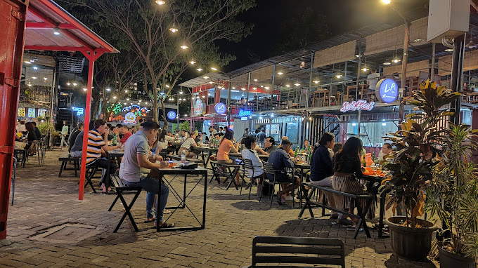 Ajak Keluarga Jalan-Jalan ke 7 Wisata Malam Surabaya Berikut